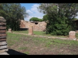 06508 ostia - regio iv - insula v - schola del traiano (iv,v,15) and domus (iv,v,16) - blick ins peristylium ri nordosten.jpg